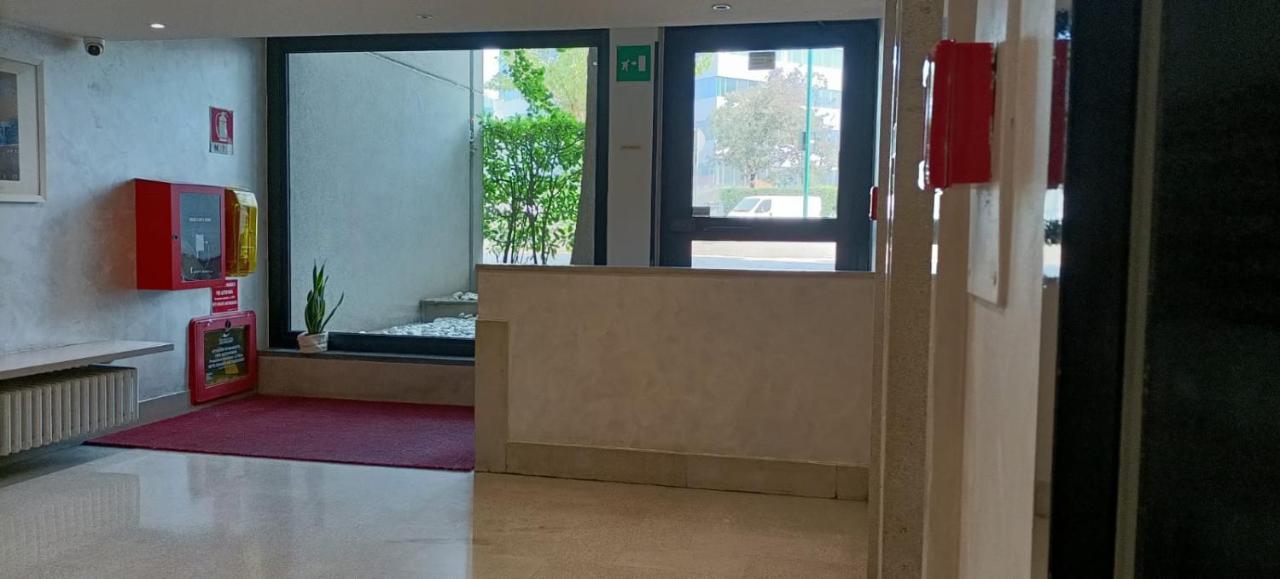 Appartamento Deluxe Con Parcheggio Gratuito Segrate Luaran gambar